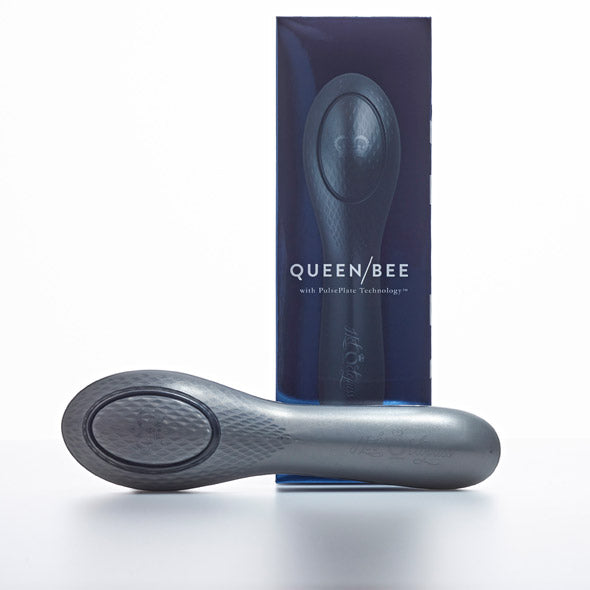 Hot Octopuss Queen Bee vibrator met PulsePlate-technologie liggend voor de verpakking