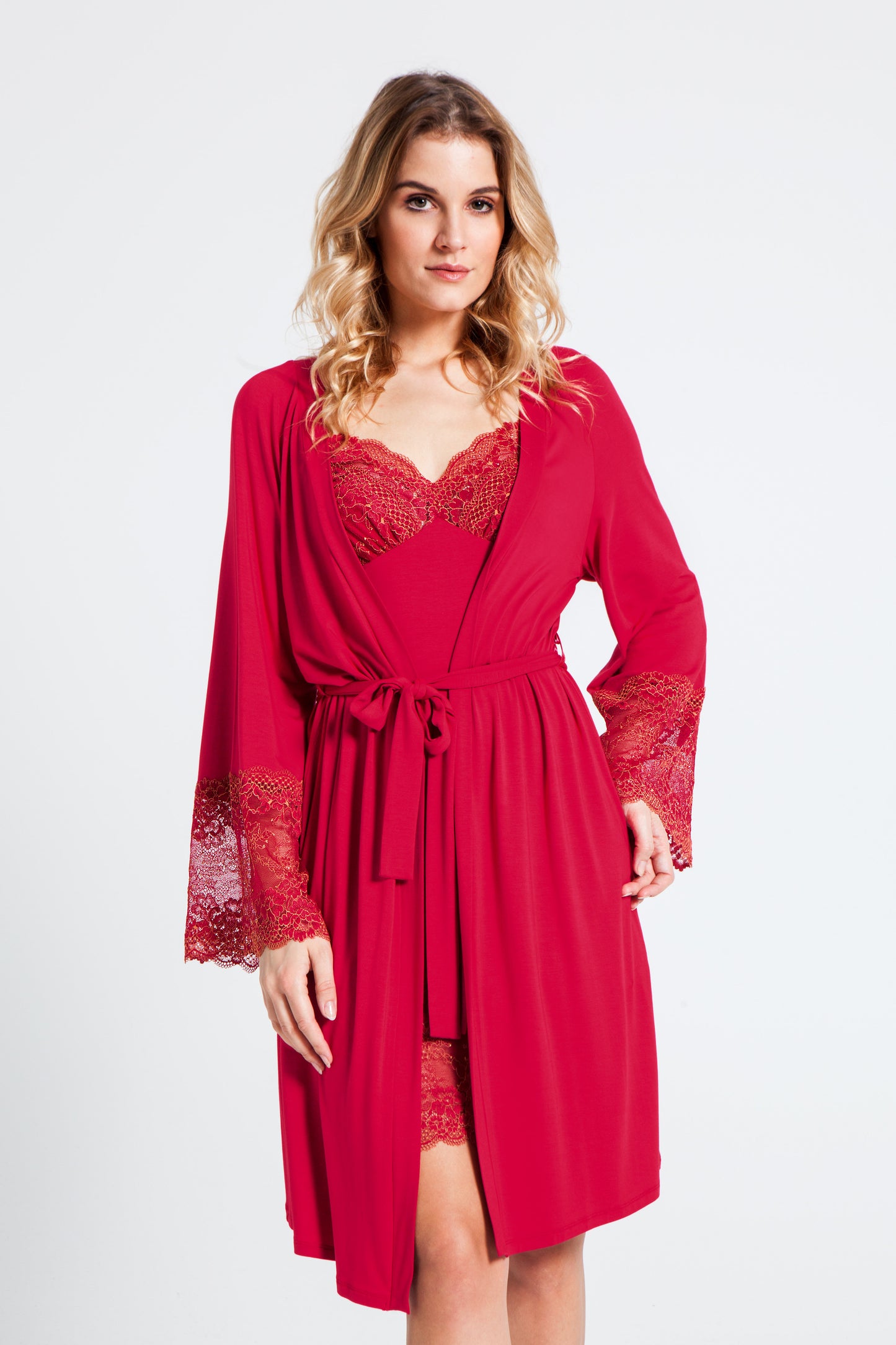 Model draagt frambozenrode Vanilla peignoir met kanten mouwen over bijpassend nachtjurkje