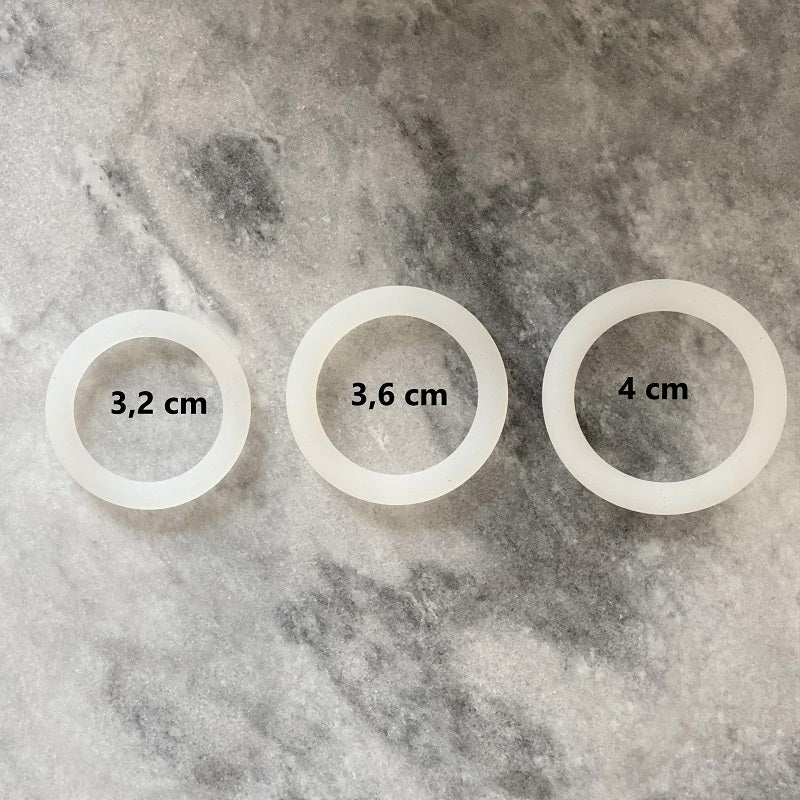 Zijaanzicht van flexibele witte siliconen cockrings in verschillende diktes en omtrekken