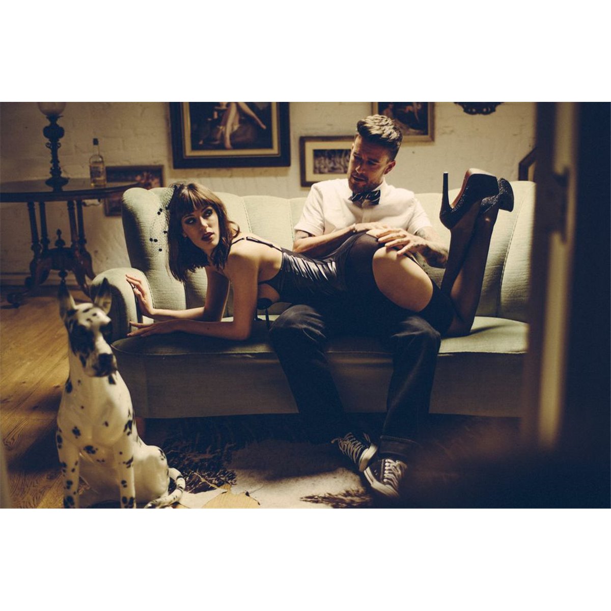 XConfessions Vol. 2 DVD Erica Lust, stel op bank in retro setting, vrouw in lingerie.