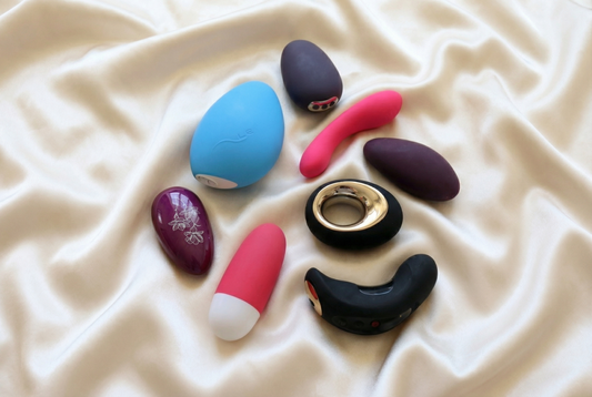 meerder stimulators op satijnen bed