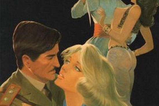 Illustratie van een man in uniform en een vrouw met blond haar die elkaar dicht naderen, gevangen in een moment van spanning, verlangen en belofte.