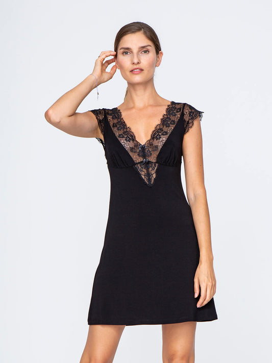 Close-up detail zwarte chemise materiaal en afwerking, De Paarse Keizerin maat S