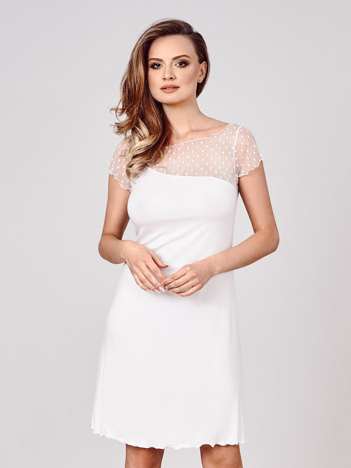 Wit kort nachtjurkje Vanilla met doorschijnend stipjesdecolleté, voorkant gedragen door model