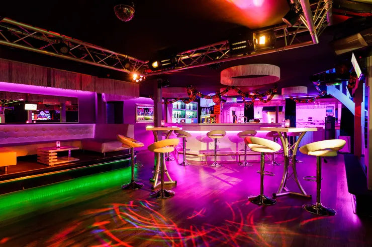 Parenclub Fata Morgana in Muiden van binnen verlicht