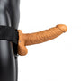Holle strapon 18 cm met vibratie in huidskleur met zwart harnas op mannequin