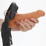 Holle strapon 18 cm met vibratie en bedieningskastje vastgehouden in hand