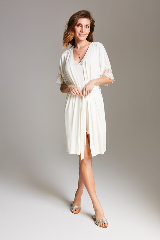 Peignoir van Vanilla in wit, voorkant met kanten randjes aan mouwen en bijpassend hemdje, zachte stof