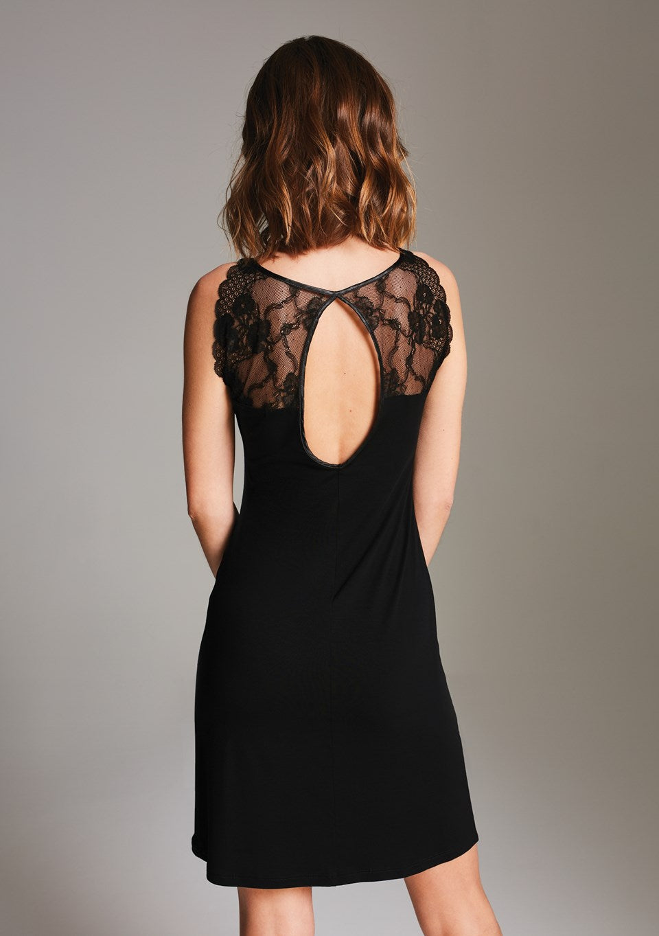 Zijaanzicht zwart Vanilla nachtjurkje maat S met elegante ruguitsnijding van De Paarse Keizerin