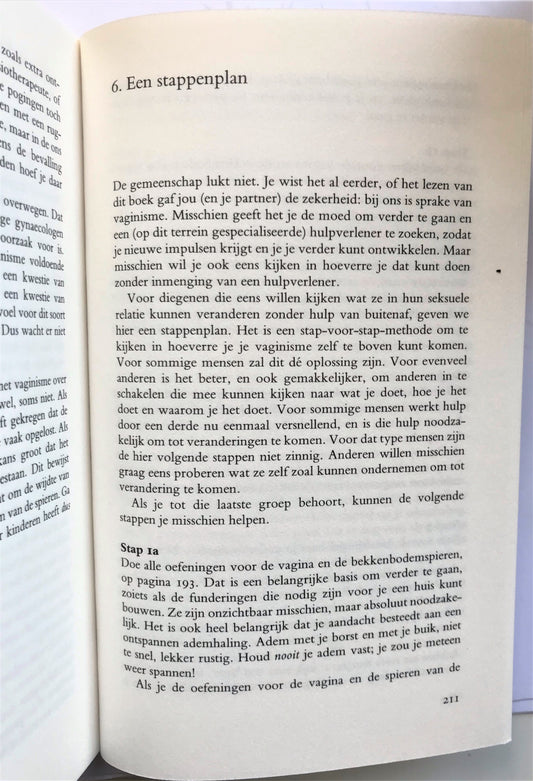 Close-up van de voorkant van De gesloten vrouw boek met gedetailleerd zicht op titel en design