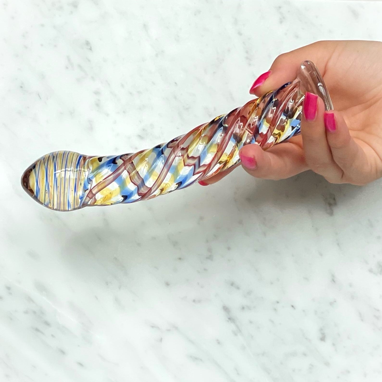 Gekleurde glazen dildo van De Paarse Keizerin op witte achtergrond, ergonomisch ontwerp voor intieme wellness