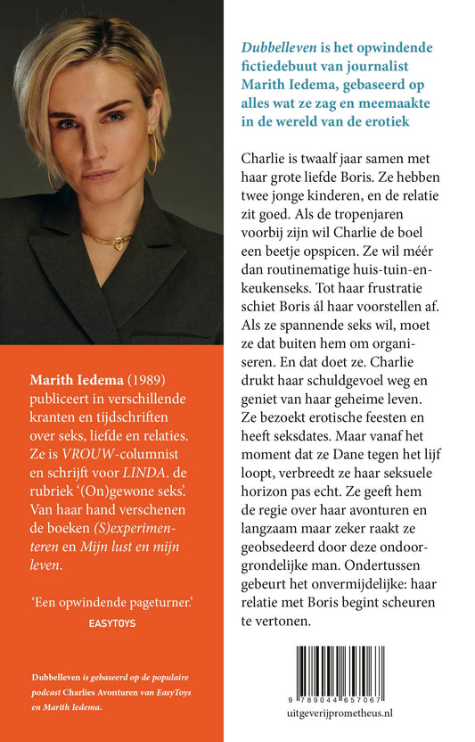 Close-up van de achterkant van Dubbelleven boek met samenvatting en uitgeverij informatie