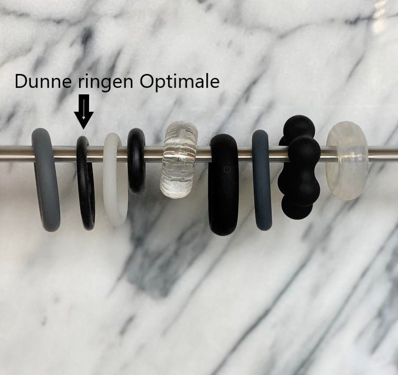 Set dunne soepele cockringen in diverse kleuren op metalen staaf