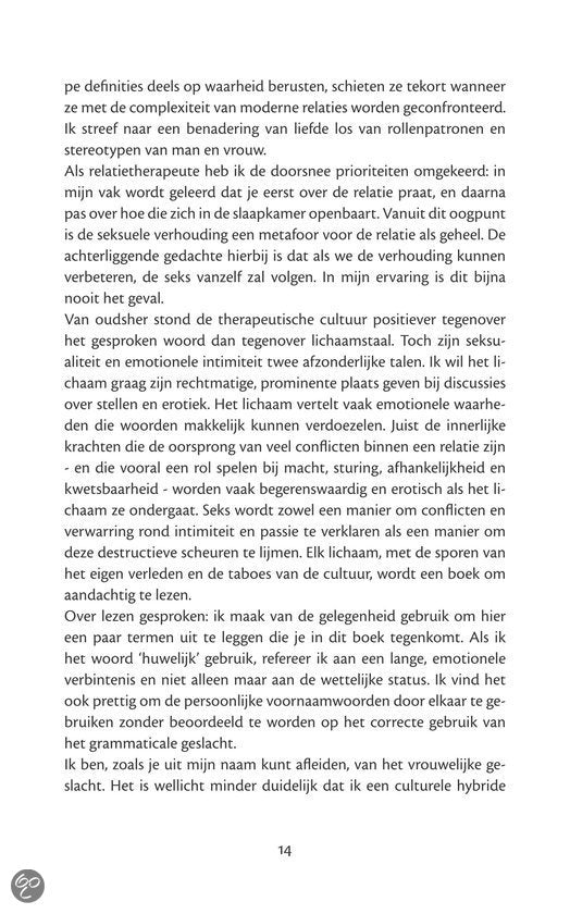 Sfeervolle opstelling van Erotische Intelligentie met zachte verlichting en neutrale tinten