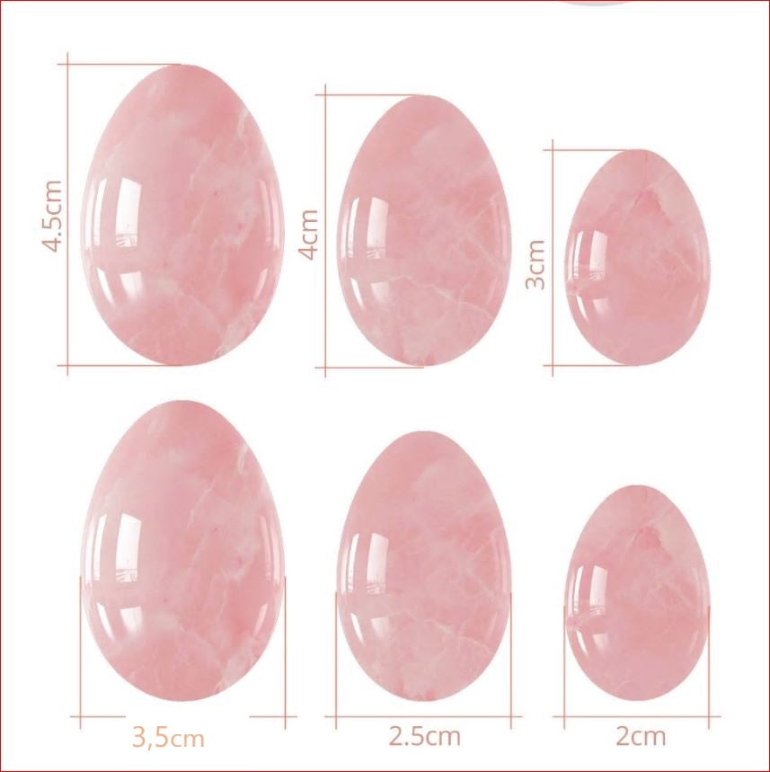 Close-up detail van rozenkwarts yoni ei met natuurlijke roze kristalstructuur en ophaalgaren