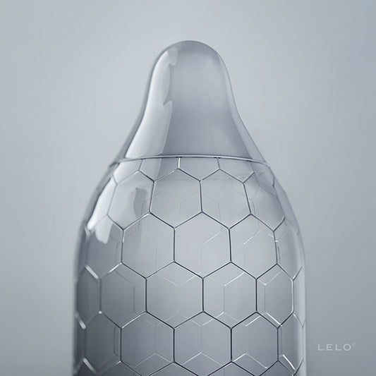 Close-up van Lelo HEX condoom met hexagonaal patroon voor optimale pasvorm en comfort