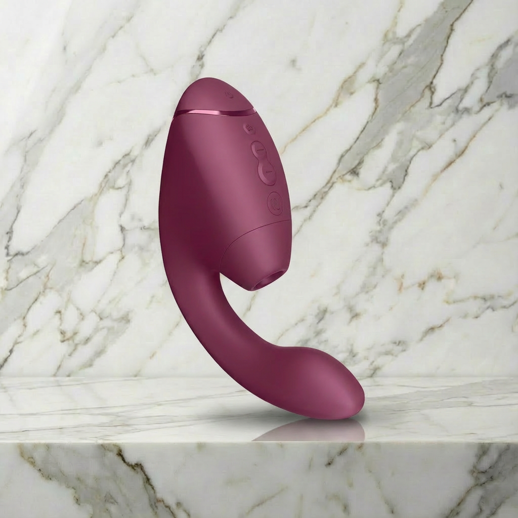 Womanizer Duo Next rabbit vibrator in bordeauxrood, zijaanzicht op marmeren ondergrond