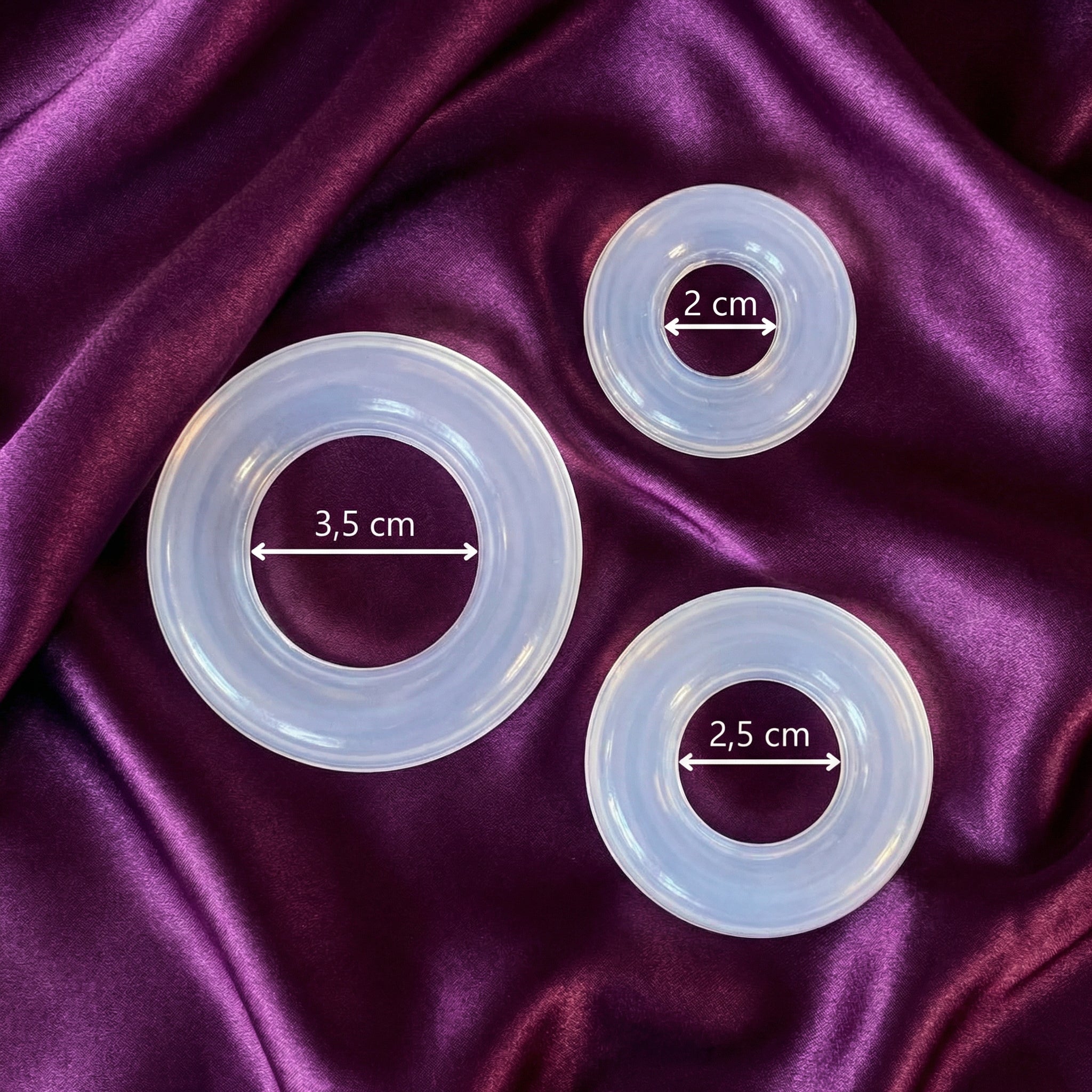 Zijaanzicht van paarse cockring Basic maat S met gladde afwerking