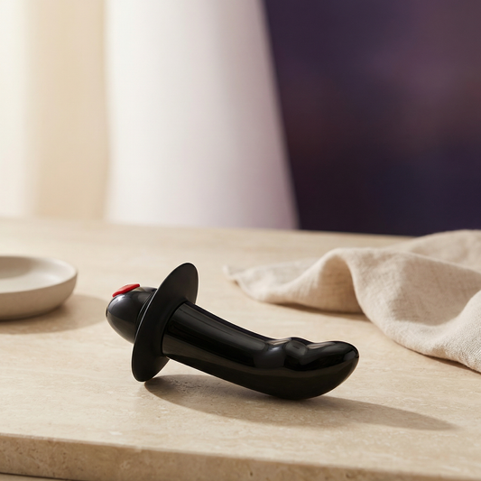 Zijaanzicht van ergonomische prostaatvibrator met gebogen vorm en bedieningsknoppen