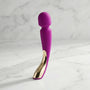 Close-up van bedieningsknoppen op zwarte Lelo Smart Wand Massager Large 2