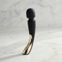 Lelo Smart Wand Massager Large 2 in zwart, vooraanzicht op witte achtergrond