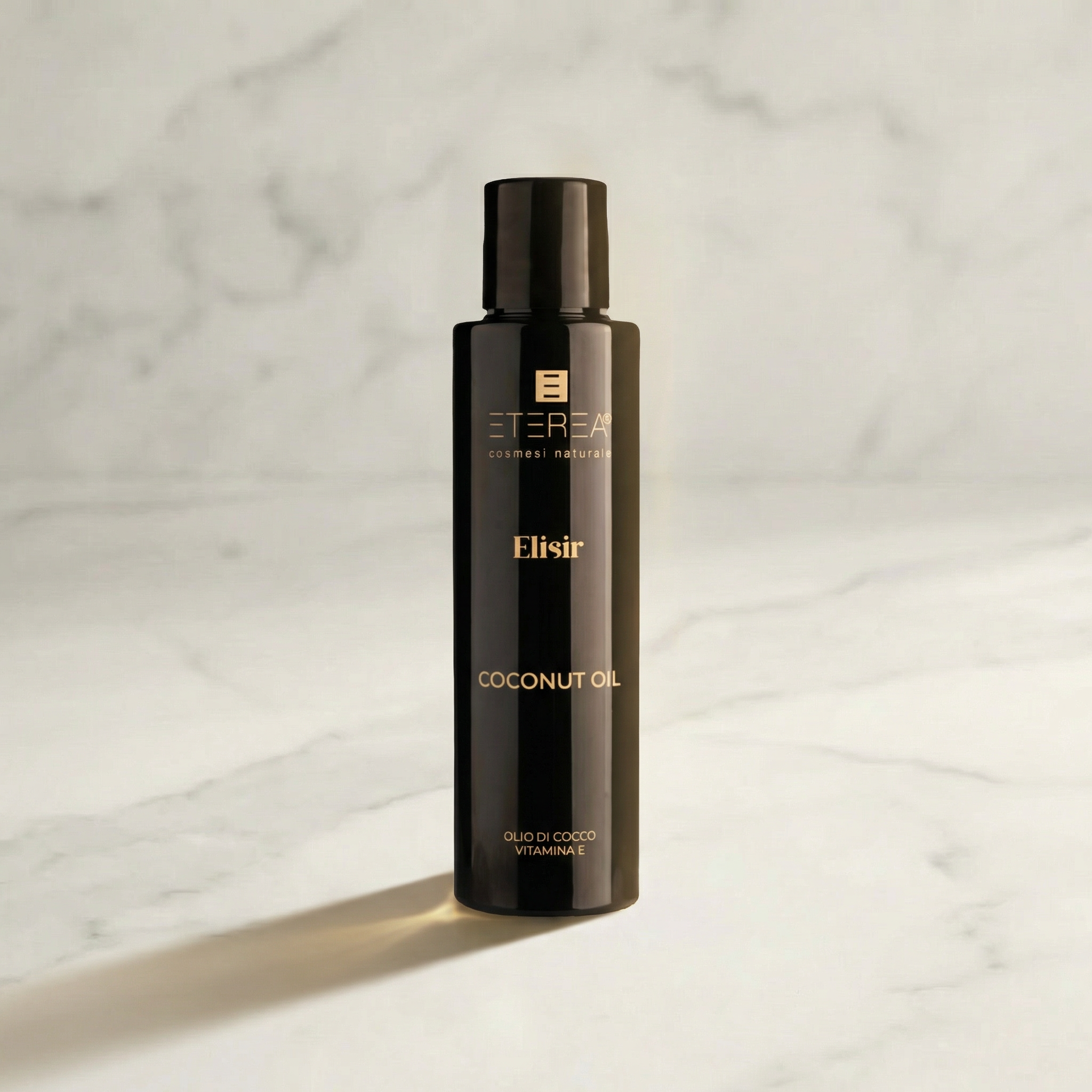 Eterea Pure and Natural Coconut Massage Oil fles op witte achtergrond voor intieme wellness