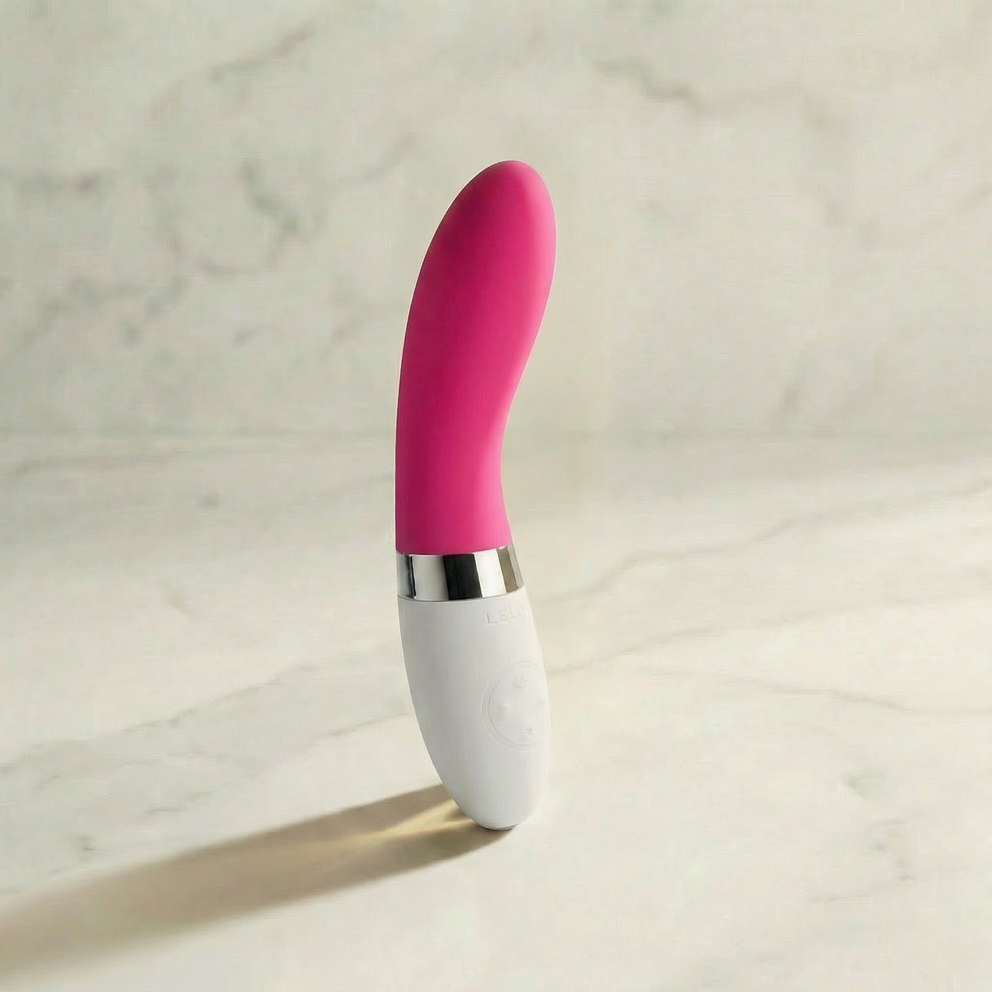 Close-up van bedieningsknoppen op de paarse Lelo Liv 2