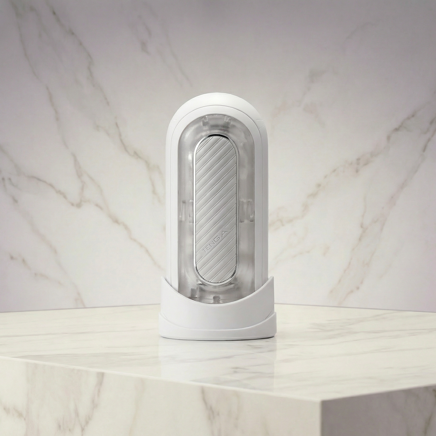 Zijaanzicht witte Tenga Flip Zero Gravity met zichtbare ergonomische vormgeving