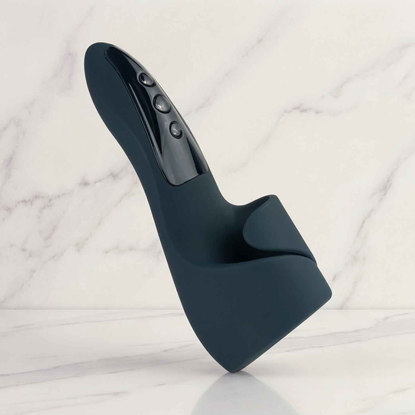 Elektrische masturbator van De Paarse Keizerin voor eikelmassage, vooraanzicht op witte achtergrond