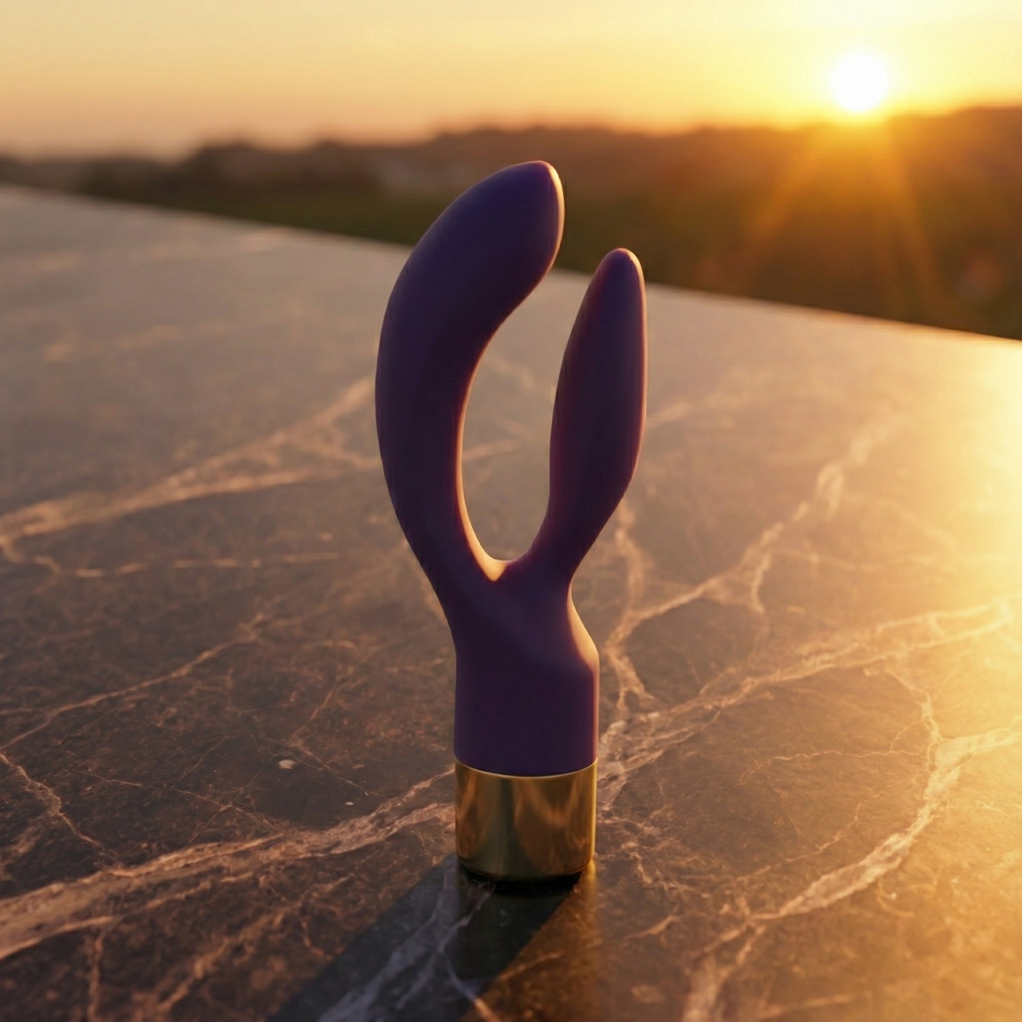 Zijaanzicht van de Orion Elegant rabbit vibrator met zichtbare ergonomische vorm