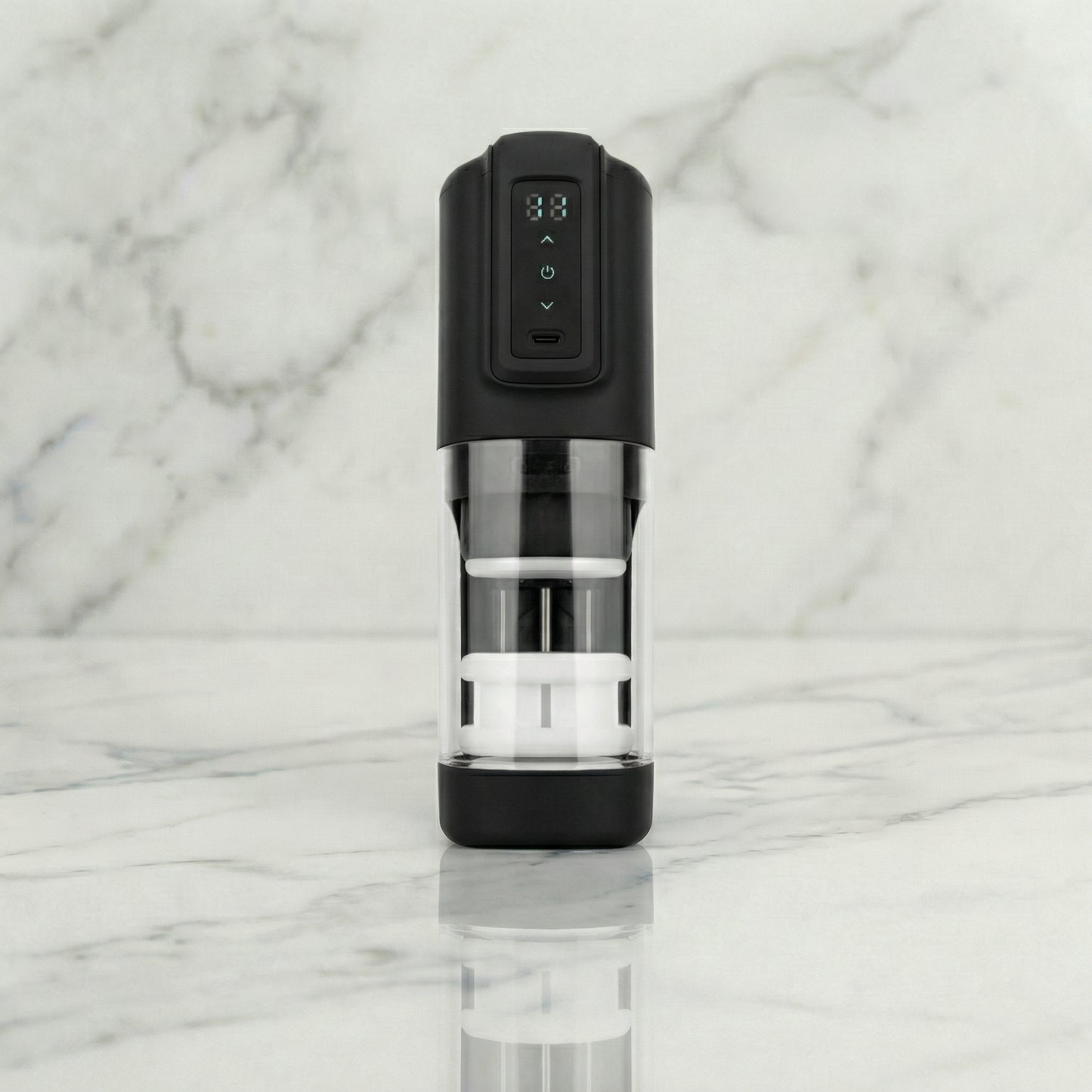 CRUIZR masturbator met stoot-, rotatie- en vibratiefuncties in neutrale kleur op witte achtergrond