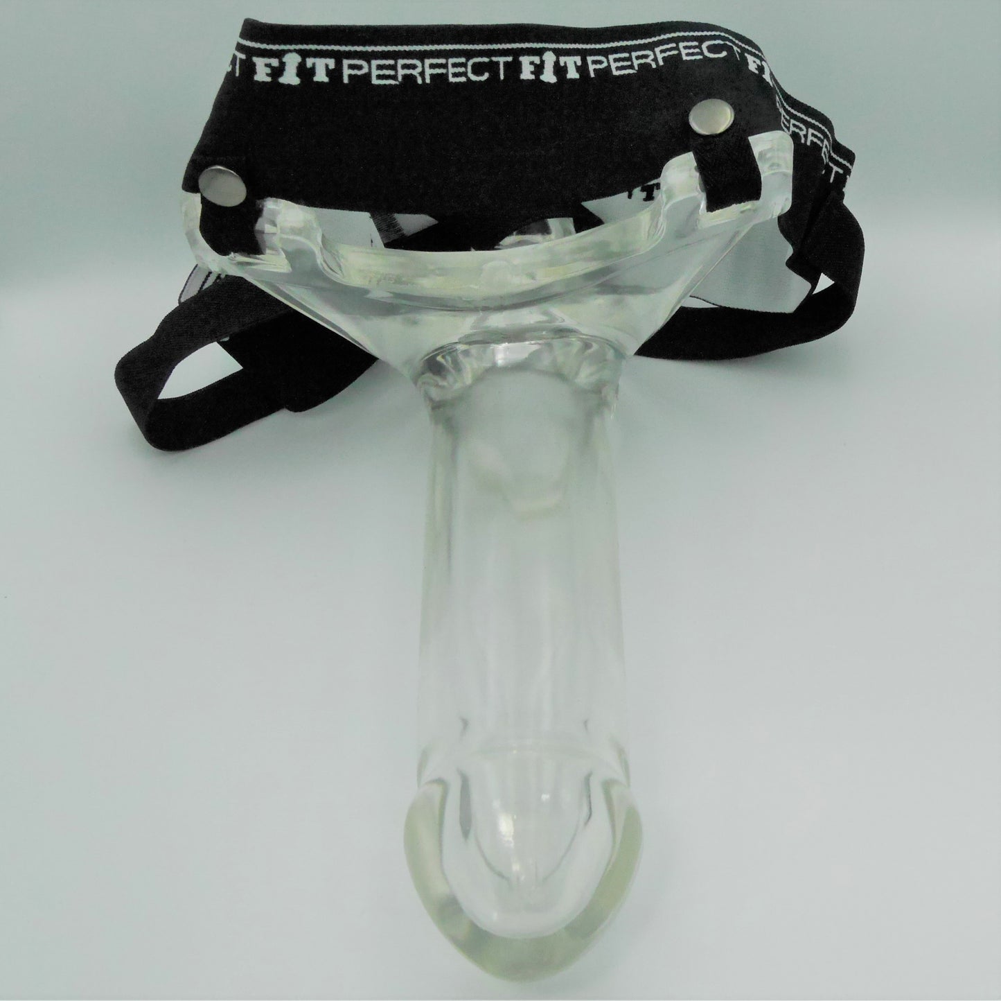Vooraanzicht transparante prothese bevestigd aan zwart Perfect Fit harnas met drukknopen