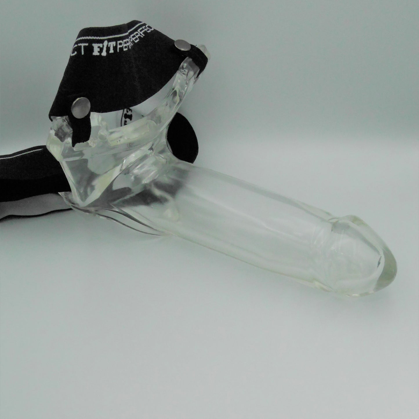 Zijaanzicht transparante prothese aan Perfect Fit harnas, liggend op vlak oppervlak