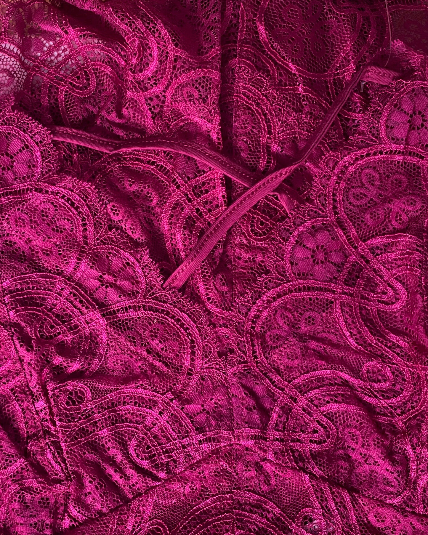 Close-up van zachte stofstructuur en afwerking wijnrode body De Paarse Keizerin in maat S