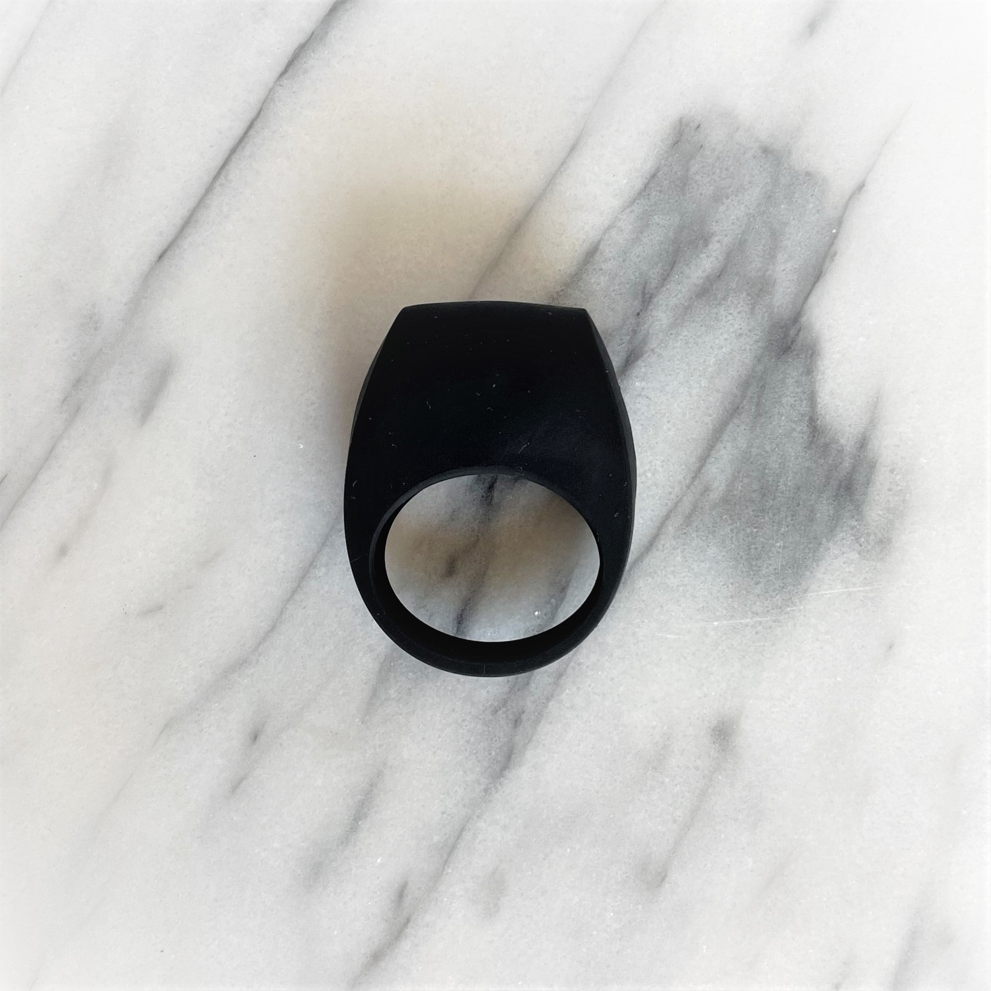 Zijaanzicht zwarte Tor 3 Lelo cockring toont ergonomisch design en premium siliconen afwerking