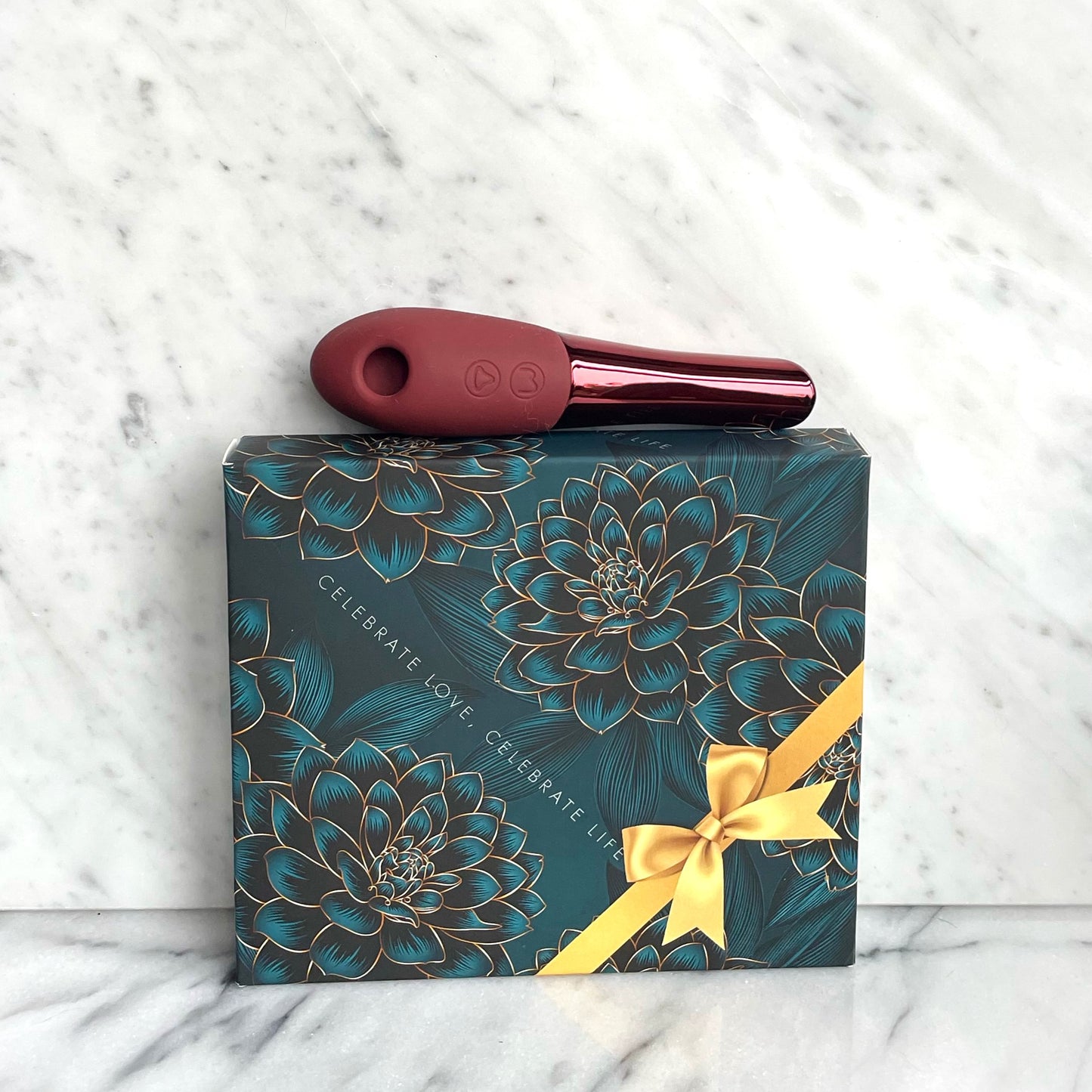 Elegante verpakking van De Paarse Keizerin Lyra met bijbehorende accessoires