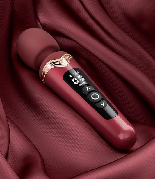 Bordeauxrode wandmassager in sfeervolle wellness omgeving