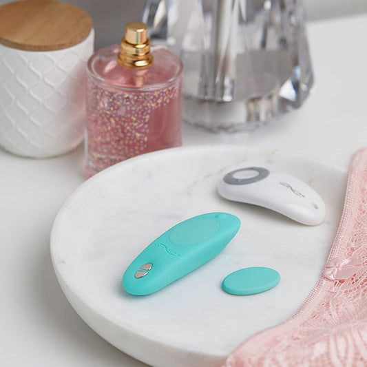 We-Vibe Moxie Plus zwart met draadloze afstandsbediening op neutrale achtergrond
