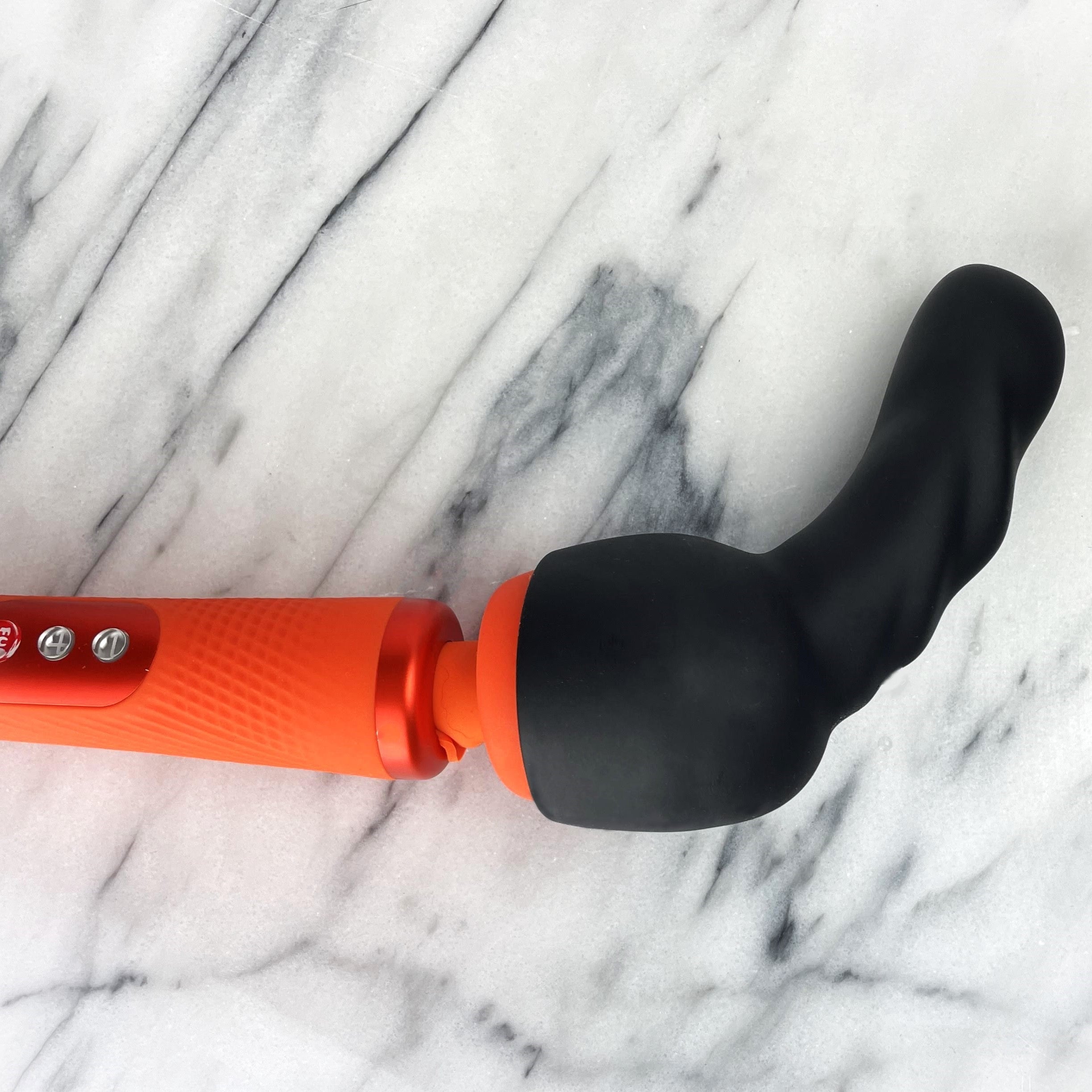 G-spot opzetstuk van De Paarse Keizerin voor Melody en VIM wandmassagers op witte achtergrond