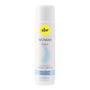 Witte fles pjur Woman Aqua waterbasis glijmiddel 100 ml met lichtblauw accent op witte achtergrond