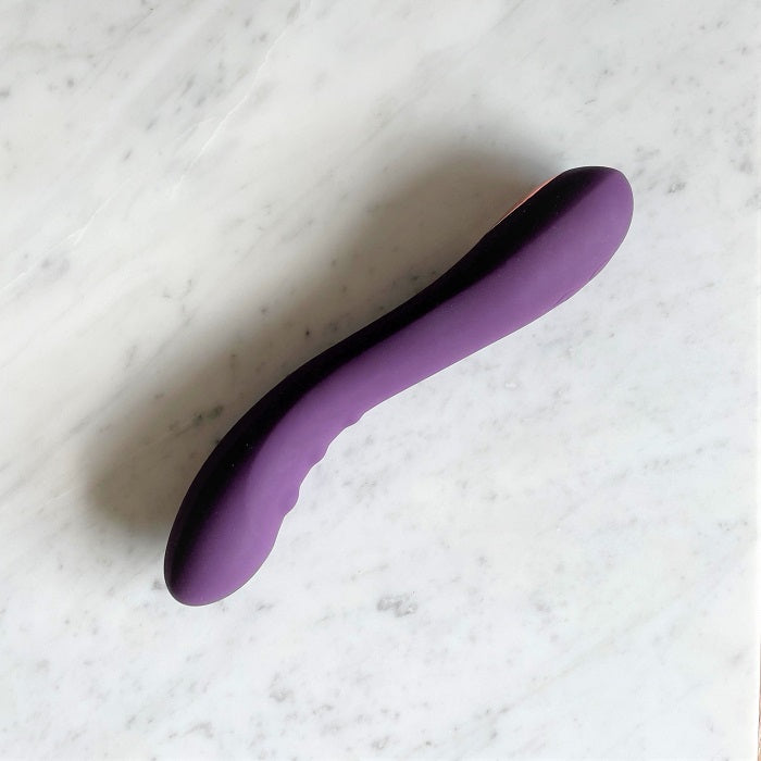 Sisley verpakking met paarse wellness product en bijgeleverde accessoires