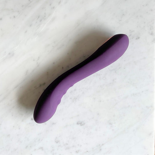 Sisley verpakking met paarse wellness product en bijgeleverde accessoires