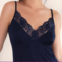 Close-up van zwart Sofia Vanilla nachtjurkje met sierlijk donkerblauw kant langs de V-hals