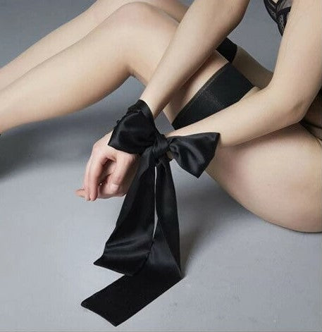 Zwart satijnen lint van De Paarse Keizerin voor bondage op witte achtergrond