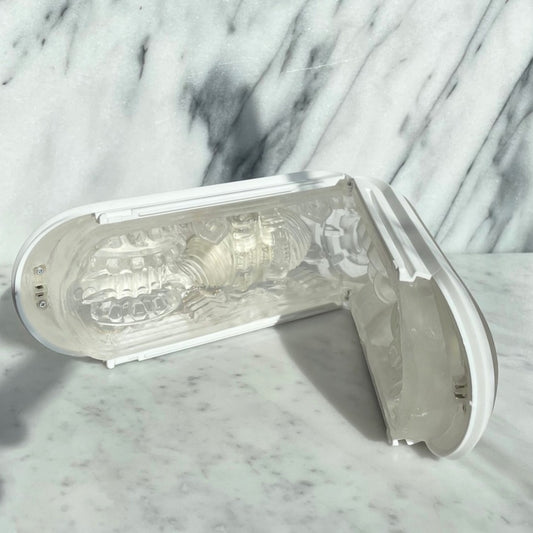 Tenga Flip Zero Electronic Vibrations verpakking met product en meegeleverde accessoires