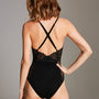 Achterkant zwarte body met gekruiste bandjes en kanten details op de rug