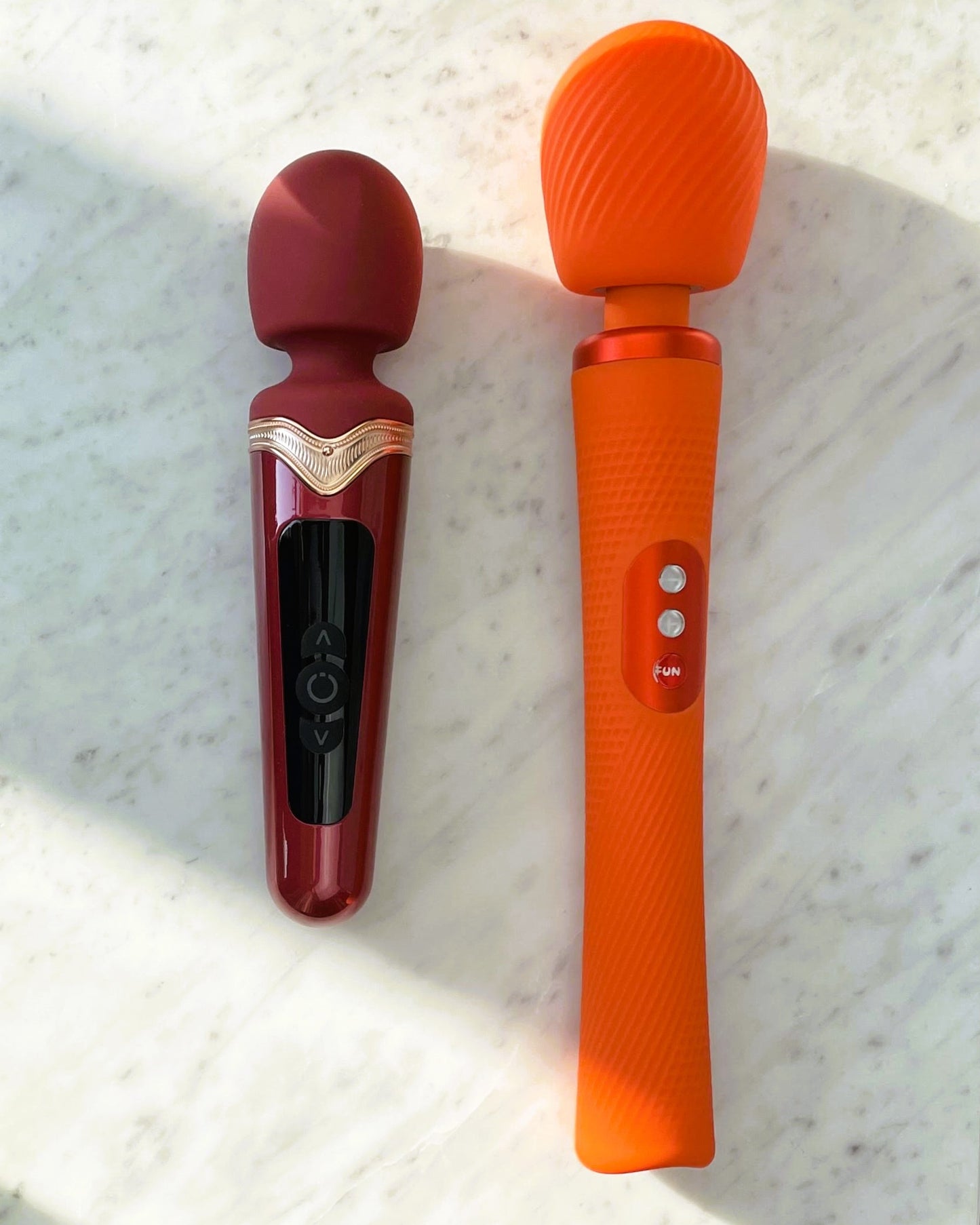 Verpakking en accessoires bij bordeauxrode wandmassager De Paarse Keizerin