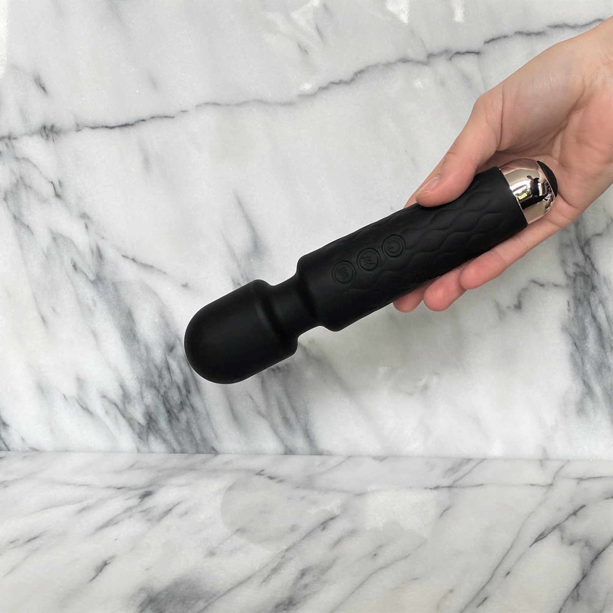 Zwarte Super wand massager van De Paarse Keizerin in compact formaat op witte achtergrond