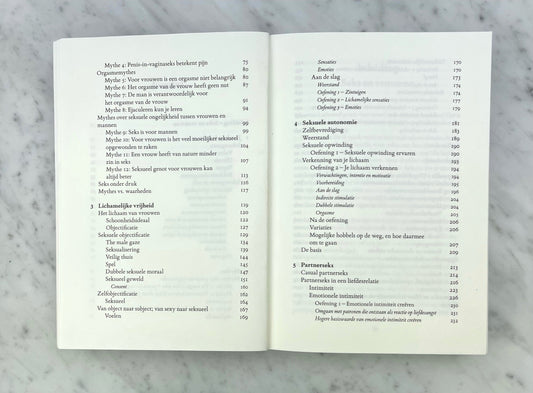 Sfeervolle presentatie van het boek Wellust in elegante opstelling