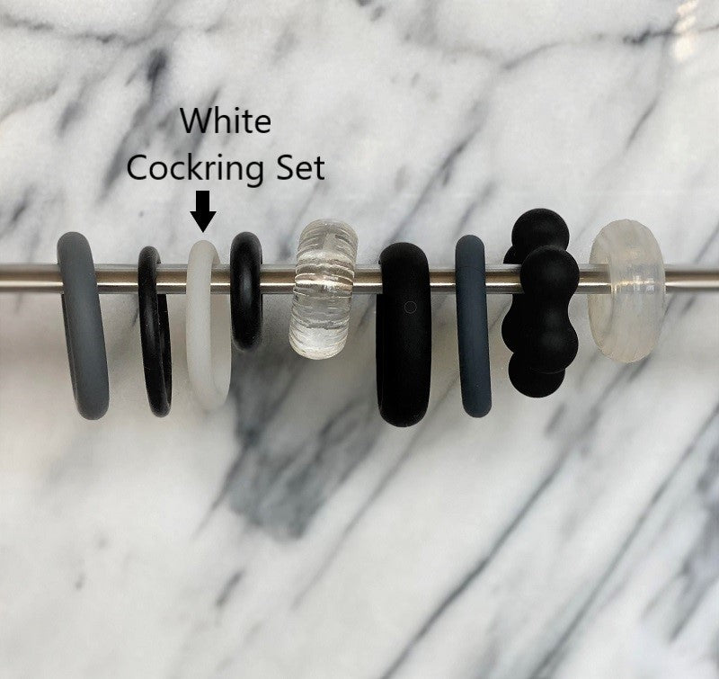 Close-up detail van gladde textuur en stretchy materiaal van de witte cockring collectie